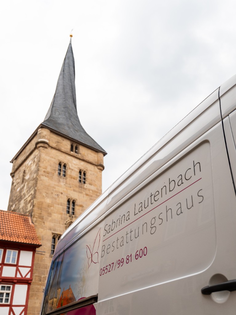 Bestattungswagen des Bestattungshauses Sabrina Lautenbach vor der Altstadtkulisse von Duderstadt